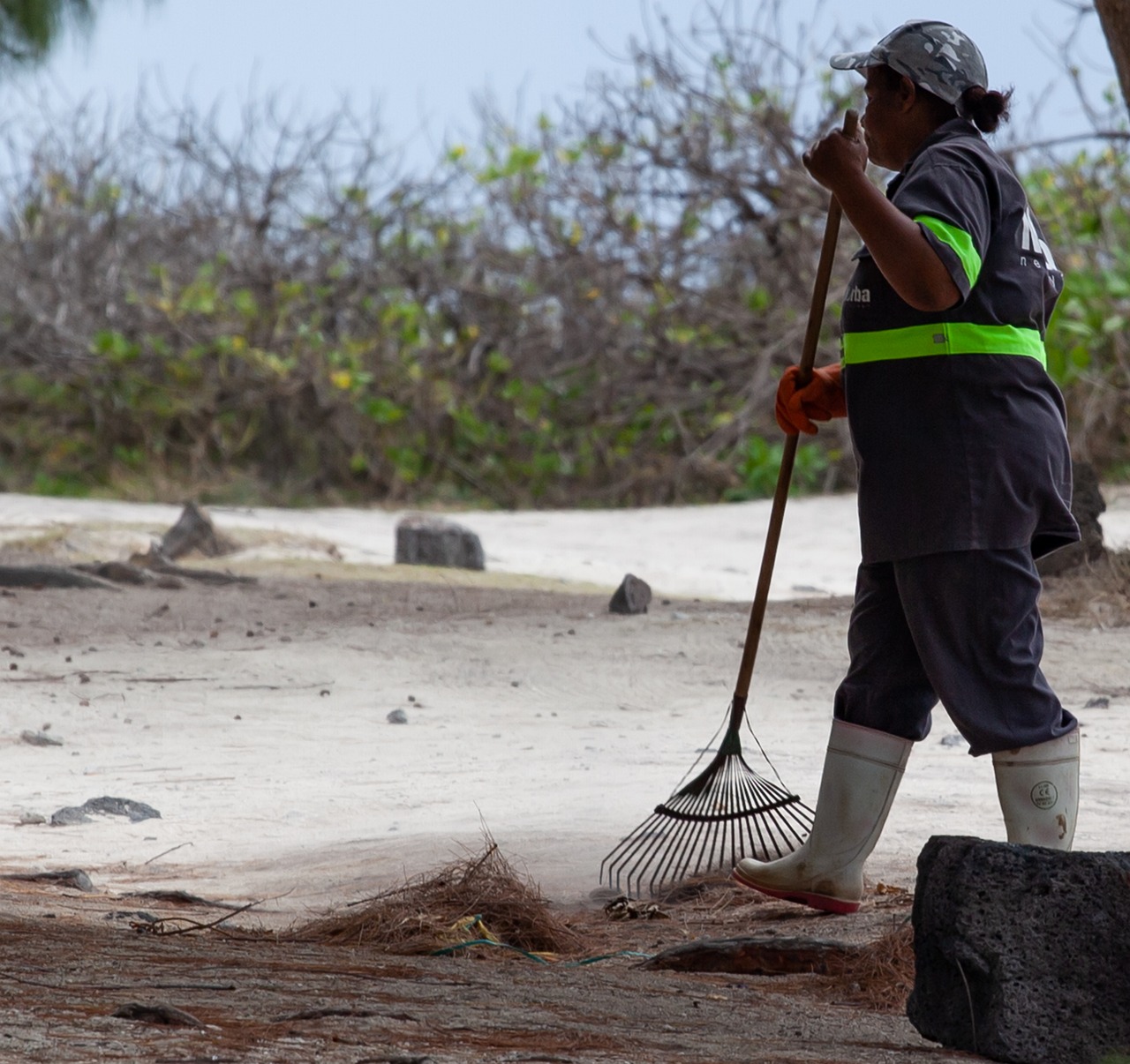 Trabalhador olhando preocupado para documentos